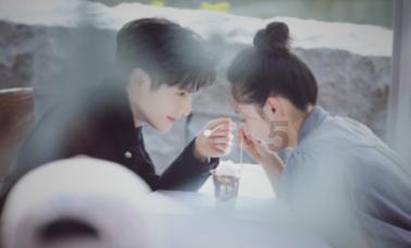 无限翻滚小球