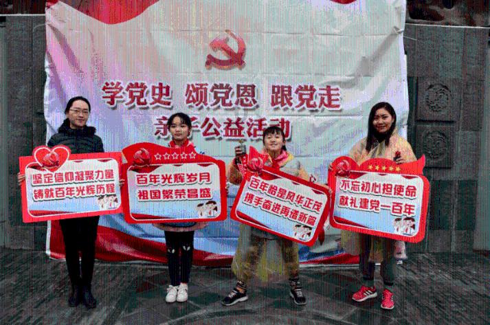救援受困的小恐龙