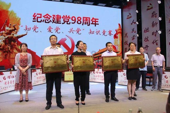春晚惊现“辣妈”杨幂!与辛芷蕾同台斗艳,网友直呼:太养眼了!